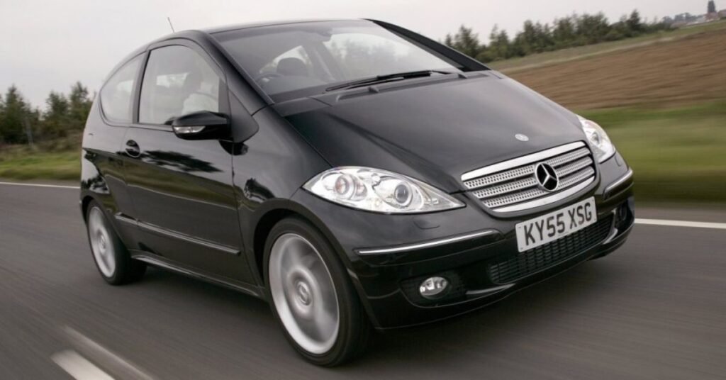 Mercedes Classe A W169 noir sur une route de campagne