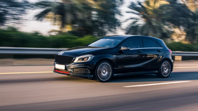 Mercedes classe A de couleur noir dans le sud de la france