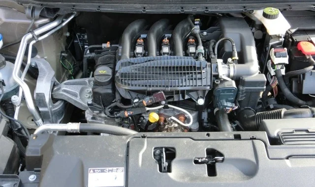 moteur 1.2 vti 82 cv d'une Peugeot 308 t7