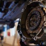 Image de fond de la boîte de vitesses démontée dans l’atelier de réparation automobile, espace de copie