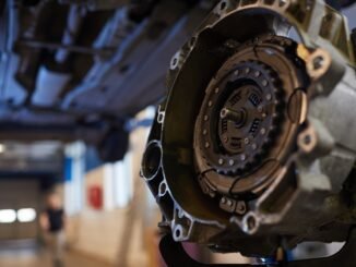 Image de fond de la boîte de vitesses démontée dans l’atelier de réparation automobile, espace de copie