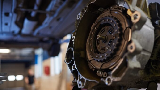 Image de fond de la boîte de vitesses démontée dans l’atelier de réparation automobile, espace de copie